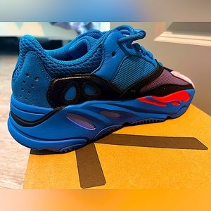 YEEZY- ADIDAS 700 UNISEX. 5.5 men’s . 6.5 women’s.